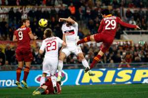 Burdisso sovrasta Yepes per il momentaneo 1-0 della Roma sul Milan